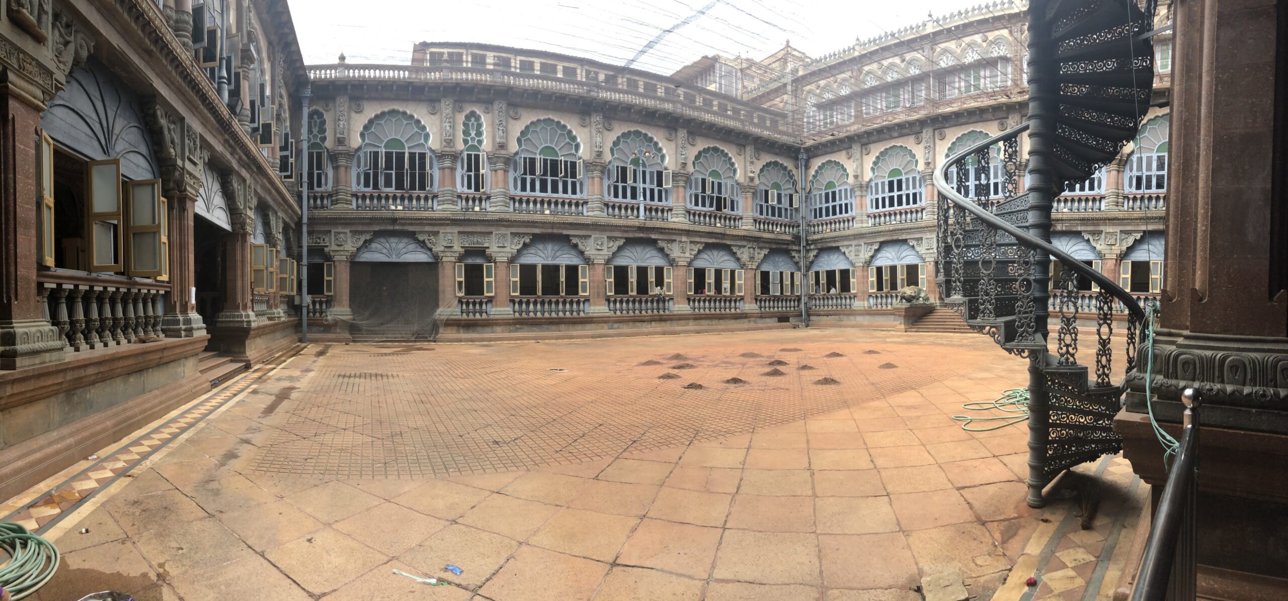 Mysore Palace binnenplaats scaled