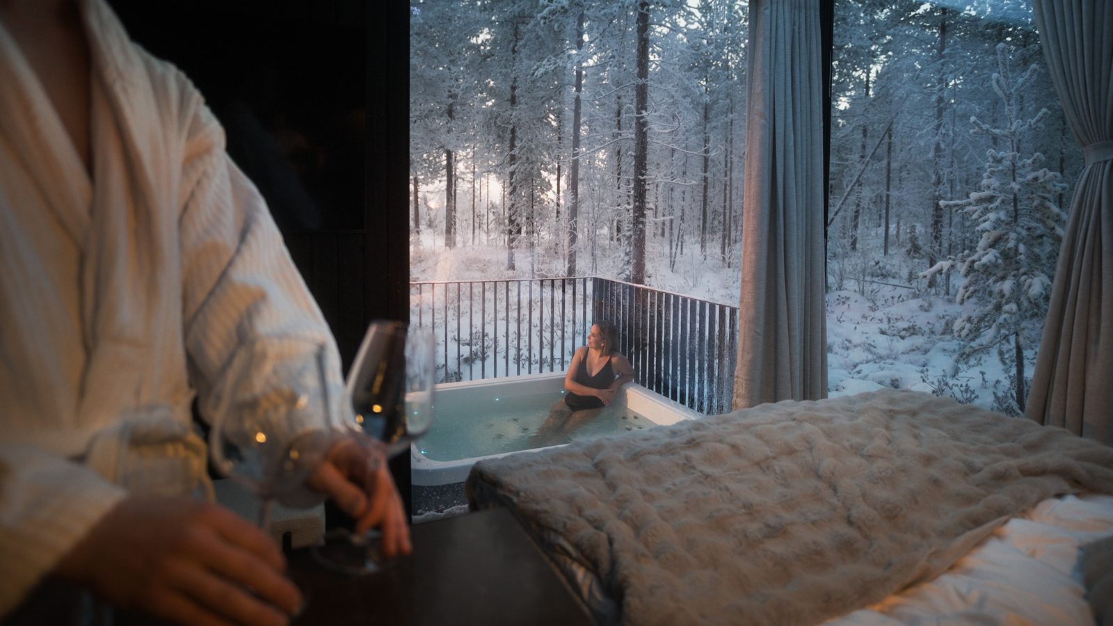 Stel geniet van champagne en de eigen hottub bij een glazen iglo in Lapland
